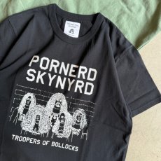 画像1: -TACOMA FUJI  RECORDS- PORNERD SKYNYRD “TROOPERS OF BLLOCKS” Tee designed by Hiroshi Iguchi (1)