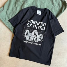 画像2: -TACOMA FUJI  RECORDS- PORNERD SKYNYRD “TROOPERS OF BLLOCKS” Tee designed by Hiroshi Iguchi (2)