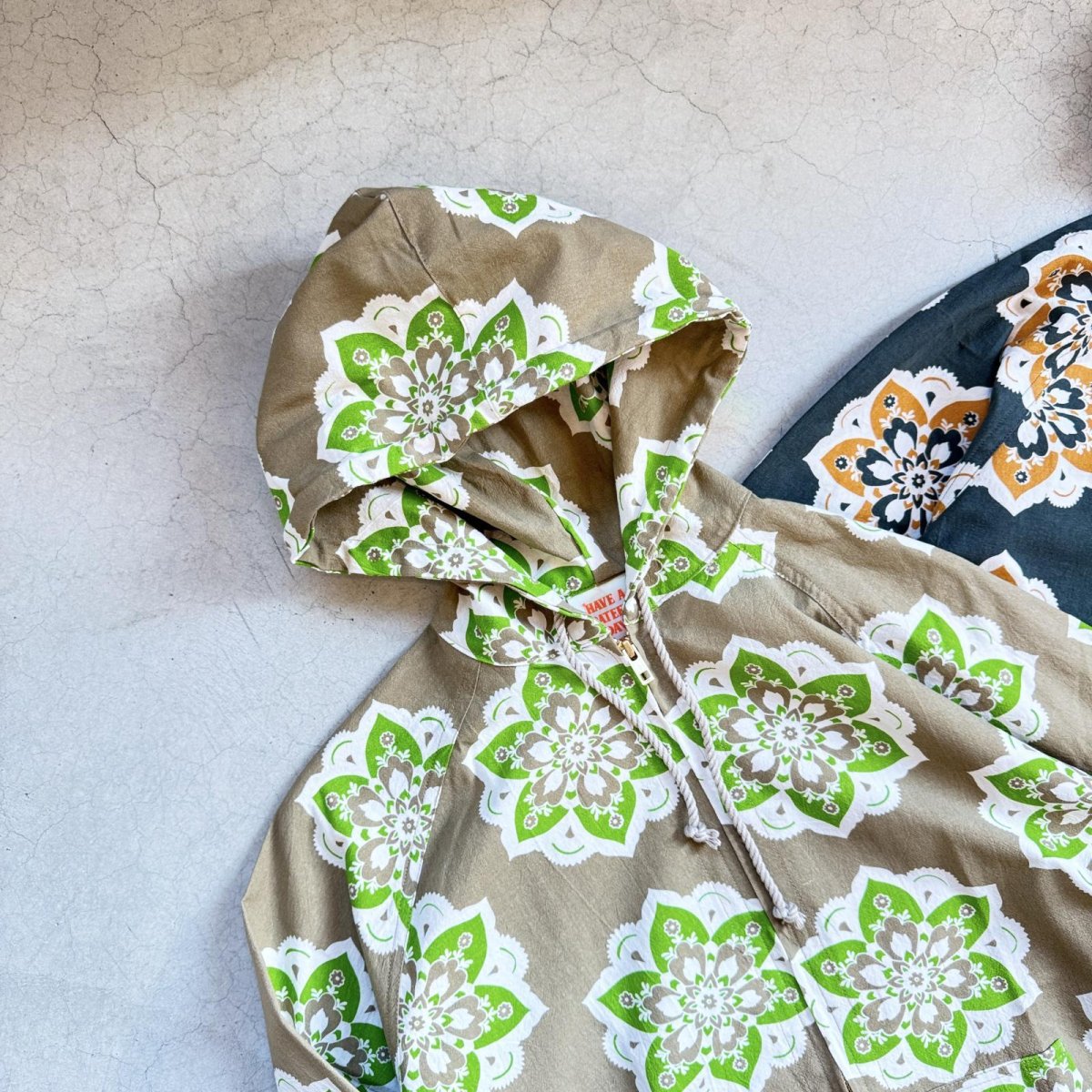 画像2: -HAVE A GRATEFUL DAY- BEACH HOODIE  BLACK & CHOCOLATE (2)